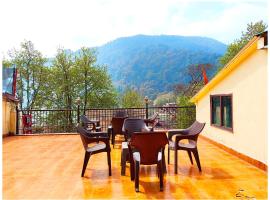 HOTEL !FLATTIES NEAR NAINI LAKE & Mall Road Nainital Lake View Room With# Attached Balcony - Free Parking & Wi-fi Restaurant Facilities Available - A Premium Hotel In Nainital，位于奈尼塔尔的酒店