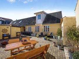 Charming Townhouse From 1877, Located In The Middle Of Løgstør Only 100 Meters From The Harbor,，位于Løgstør的酒店
