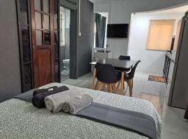 R Garden Studio 2 moderne pour couple dans un cadre relaxant et confortable，位于路易港的酒店