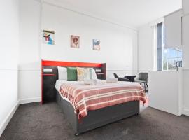 Stylish Dudley Studio with Kitchen and Parking，位于达德利的酒店