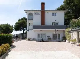 Ten-Bedroom Holiday Home In Duce