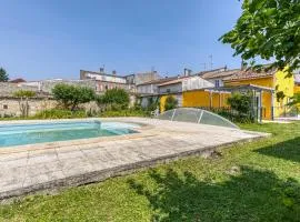 Gorgeous Home In Saint-Jean-D'angély