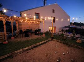 La Ferme à Gaston, gîte de groupe de 250m2, avec spa et terrain de pétanque，位于Thuillières的酒店