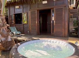 Chalet Bali, avec SPA et proche lagon，位于圣吉尔莱班的酒店