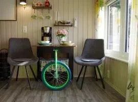 modernes Tiny House mit Sonnenterrasse, Kräutergarten und Fahrradgarage