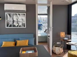 Jacuzzi & relax on greyhouseboat，位于多尔梅莱托的船屋