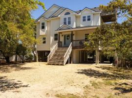 Oceanside retreat with pool & spa June Weeks Open，位于Sanderling的酒店