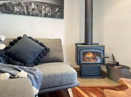 Tranquil Escape with Beautiful Mountain Views，位于Ninderry的酒店