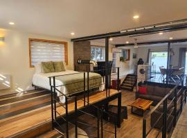 Lovely loft on the water, with free parking，位于拉瓦尔的酒店