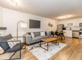 The Landing Pad - Condo in Collingwood，位于科灵伍德的酒店
