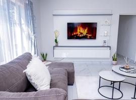 3bd home with fast wifi, pool, near CBD & Airport，位于哈博罗内的酒店