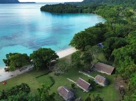 Lonnoc ocean view beach bungalows，位于Hog Harbour的带停车场的酒店