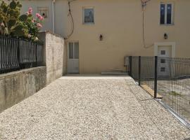 Jolie Maison au 34 centre-ville，位于昂古莱姆的带停车场的酒店