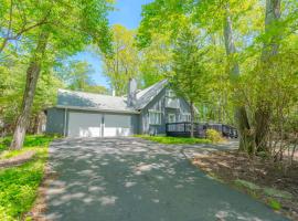 Poconos Pines Retreat getaway near top attractions，位于Pocono Summit的酒店