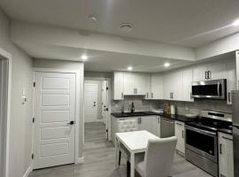 Beautiful 2 bedroom 2 bath in NW Calgary，位于Calgary的酒店
