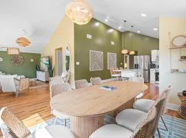 Boho 5BR Modern Villa w Hot Tub, Grill, Patio and Backyard