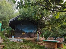 Nayantaara by lake & woods，位于穆克缇斯瓦的豪华帐篷