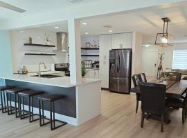 Flamingo by the Sea Cozy Spacious Modern 5 min to Beach Video Tour Sleep up to 10，位于威尼斯的酒店