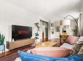 Sunny Wheat Ridge 3BR Garden Yard Near DT，位于麦岭的酒店