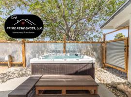 Hot Tub-Firepit-Star Gazing-5 min to Joshua Tree National Park!，位于约书亚树的度假屋
