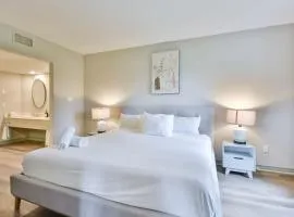 Luxury 2BR King Condo with Pool & Spa Access