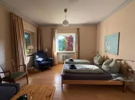 Lautertal Panorama-Suite - Kingsize-Bett & Badewanne & Dusche - Raucherbereich vor überdachten Terrasse - Rosengarten - Parkplätze 15m entfernt- Naturschutzgebiet vor Haustüre - sehr ruhige Gegend - Self-Checkin - 45qm2