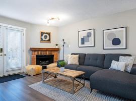 The Moose Lodge - Modern Condo in Collingwood，位于科灵伍德的酒店
