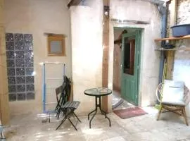 Joli T2 provençal plain-pied CV cour