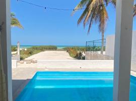 Beachfront house with pool，位于普罗格雷索的酒店