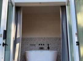 SoOak Cottage Guest Suite，位于奥利弗的酒店