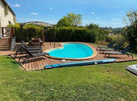 Villa in France with Private Pool and Garden，位于Chalais的酒店