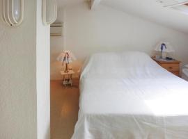 Pretty Tiny House with sea view, Le Lavandou, cleaning included，位于勒拉旺杜的小屋