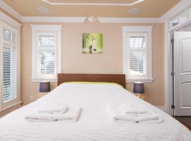 Deluxe Room with Ensuite Washroom in Villa，位于温哥华的酒店