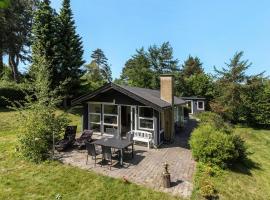 Nice Home In Vejby With Kitchen，位于瓦伊比的酒店