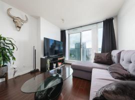 Luxury & Elegant Condo in Best Location with Pool Jacuzzi & Sauna，位于温哥华的酒店