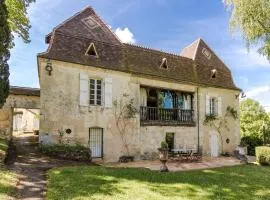 Ritzy Mansion in Sourzac with Tennis Court