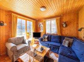 6p Chalet in the mountains near Fiesch ski area, cleaning included，位于菲施的酒店