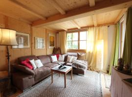 Attractive chalet right on the piste with sauna, cleaning included，位于蒂罗尔州圣约翰的酒店