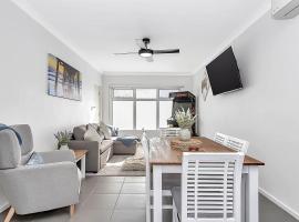 Stylish Seaside Suite with Arcade and Balcony，位于West Beach的酒店