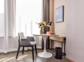 兰州东部市场气象局地铁站亚朵酒店，位于兰州的酒店