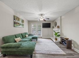 Modern & Cozy 1BR with a Pool plus Walk to Bars & Bites，位于艾迪生的酒店