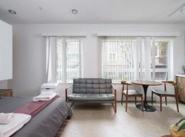 Modern Studio Condo in Central Prime Location，位于温哥华的酒店