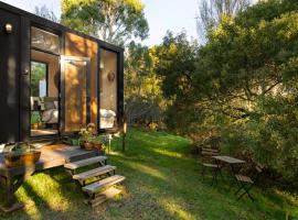 Tiny Zahalka House by Tiny Away，位于戴尔斯福特的酒店