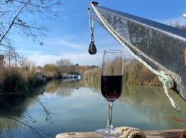 Bateau P&eacute;niche &agrave; quai 6 couchages，位于科隆比耶尔的船屋