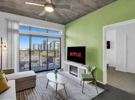 Centric 2BR In HEART of DTPHX Free Garage Parking