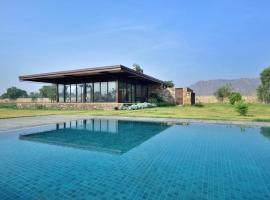 RajNikas Farm Pet friendly Glass House with pool，位于Behror的酒店
