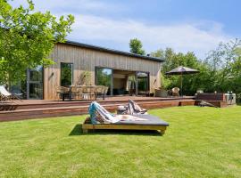 Stunning Danish Cottage with Nordic Charm，位于瓦伊比的酒店