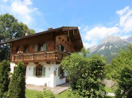 Detached holiday home in Ellmau near the ski lift，位于埃尔毛的酒店