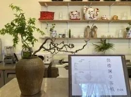 The Lanting Inn is located in the city center near the Drum Tower subway, making it convenient to travel to the Drum Tower, Nanluoguxiang, Shichahai, Yandai Xie Street, Tiananmen Square and the Forbidden City