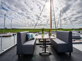 Waterlodge Blue Lagoon on a jetty for 4 people，位于坎珀兰的船屋